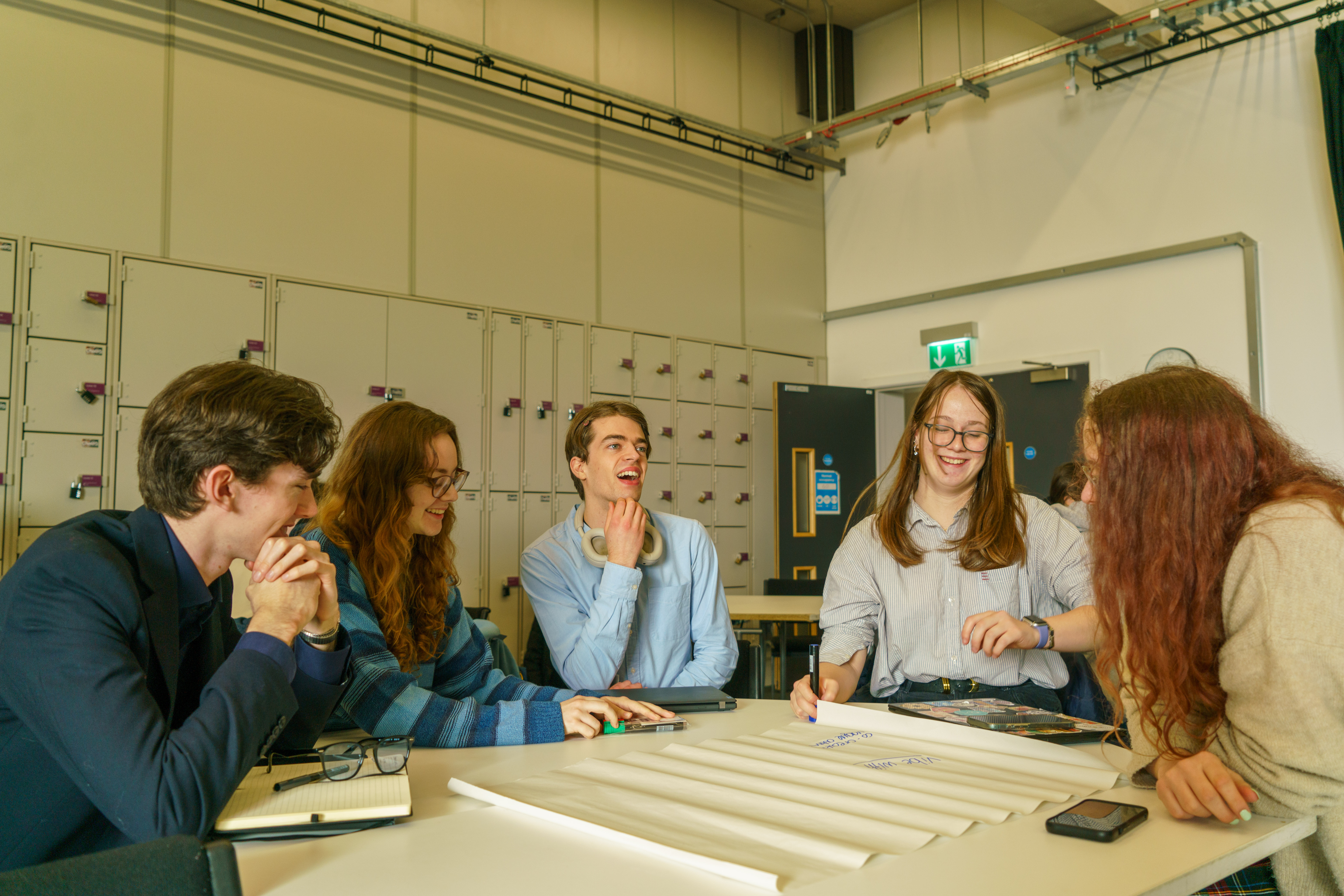 An open, informal space where all students contribute equally to explore ideas, share experiences, and spark collaborative dialogue across groups.